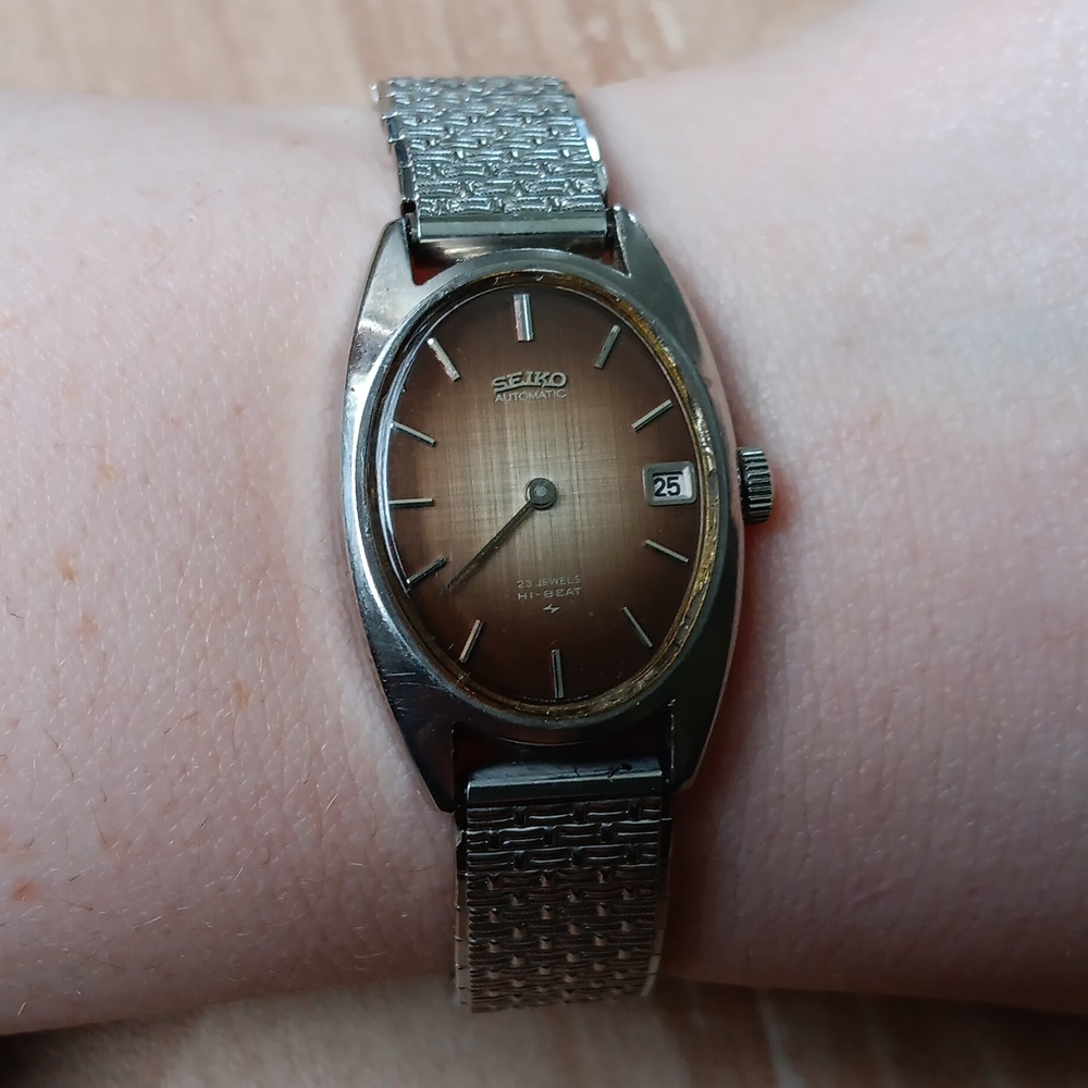 Vintage Seiko 32 jewels hi-beat brown Oval watch face adjustable band watch